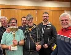 Sechs Personen und der Siegerpokal