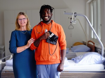 Lehrende Karin Bräuer mit dem Fach-Sozialbetreuer Altenarbeit Junior Obaretin