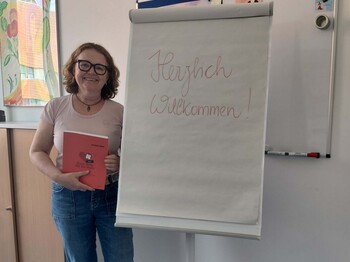 Frau vor einem Flipchart