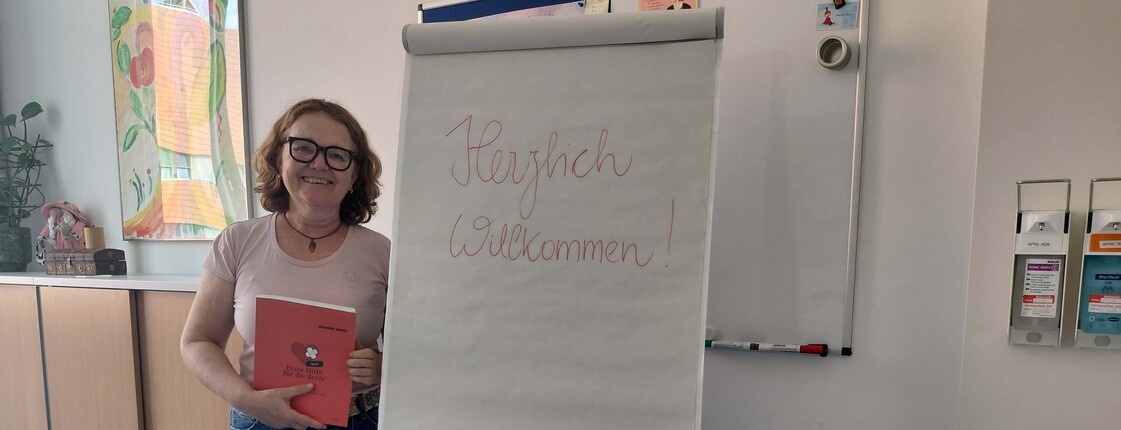 Frau vor einem Flipchart