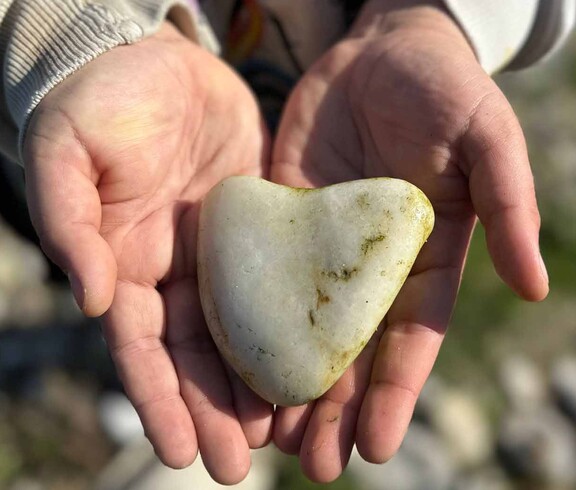 Ein Stein liegt in zwei Händen