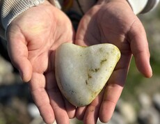 Ein Stein liegt in zwei Händen