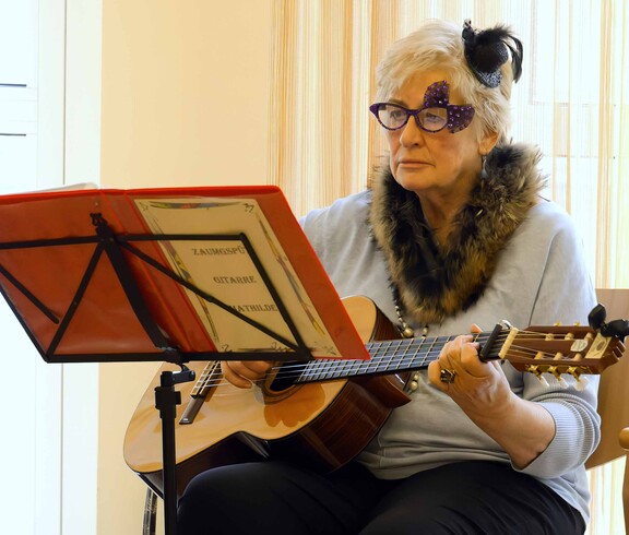 Musikerin mit Gitarre