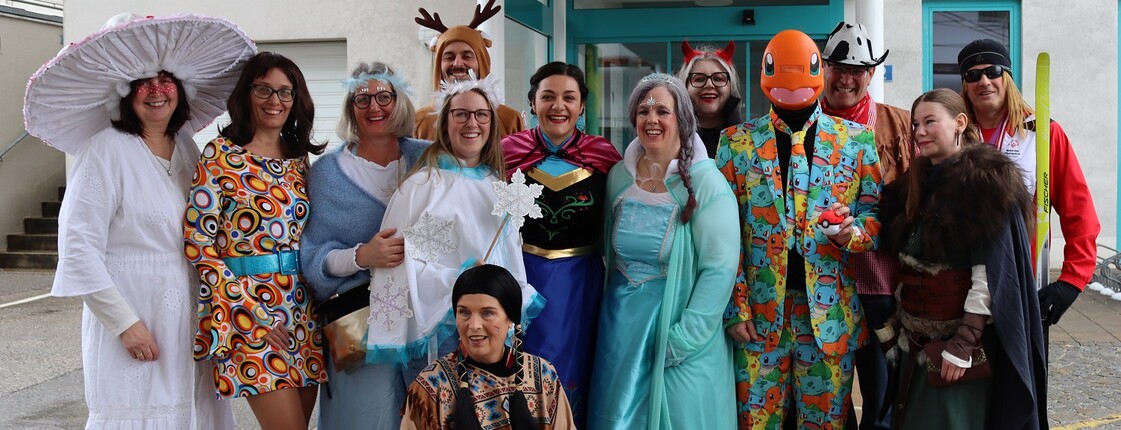 Viele mit Faschingskostümen verkleidete Personen