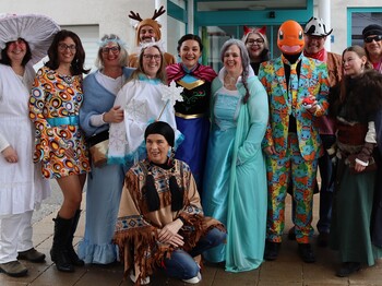 Viele mit Faschingskostümen verkleidete Personen