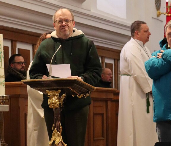 Ein Mann in der Kirche am Rednerpult
