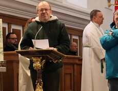 Ein Mann in der Kirche am Rednerpult