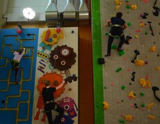 Mehrere Kletterer in der Kletterwand