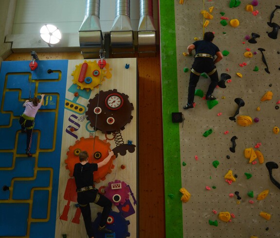 Mehrere Kletterer in der Kletterwand