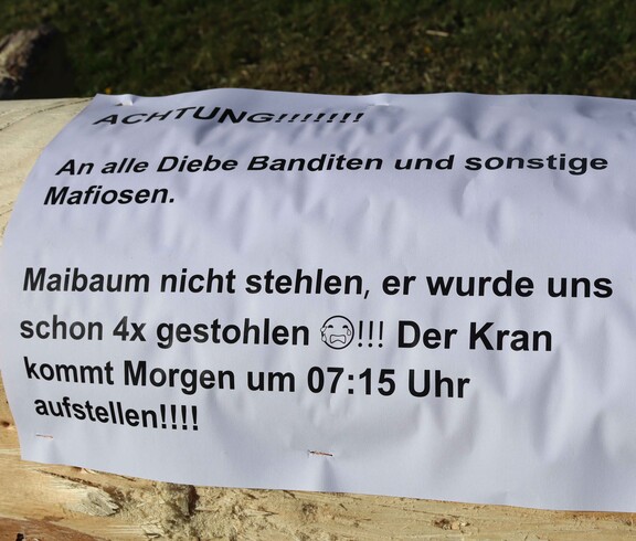Botschaft auf Maibaum