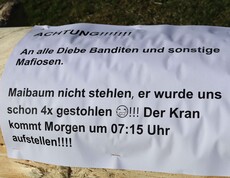 Botschaft auf Maibaum