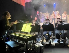 Musiker und Schauspieler auf der Bühne