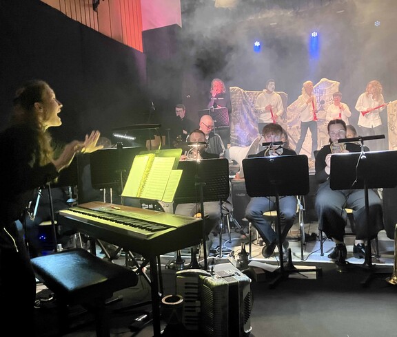 Musiker und Schauspieler auf der Bühne