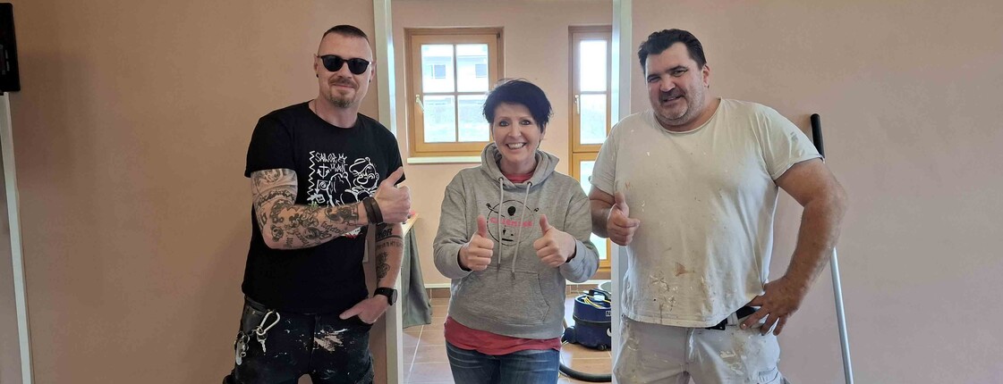 Drei Personen in einem frisch gestrichenen Raum