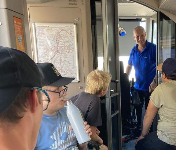 Szenerie: Burschen sitzen in Bim; Sprecher erklärt