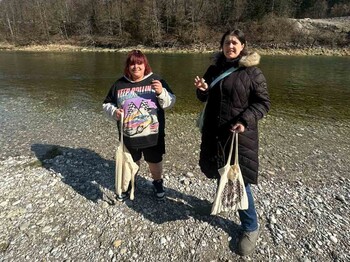 Zwei Frauen halten Flusssteine in der Hand.