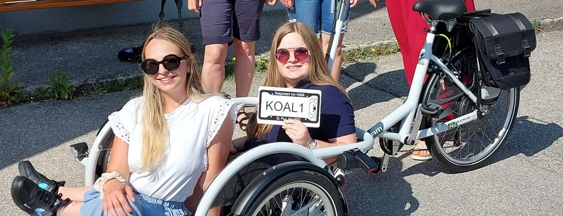 Christina Holbik (mit Schild "Koal") und den Caritas-Mitarbeiterinnen Sophie Kraft (sitzend), stehend v. l. Nicole Reisecker, Simone Mayrdobler und Nadine Lindlbauer. 