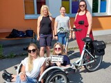 Christina Holbik (mit Schild "Koal") und den Caritas-Mitarbeiterinnen Sophie Kraft (sitzend), stehend v. l. Nicole Reisecker, Simone Mayrdobler und Nadine Lindlbauer. 