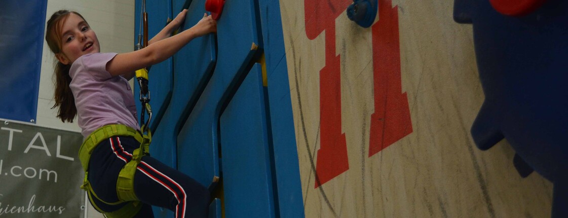 Mädchen auf Kletterwand