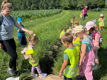 Kinder und Betreuerin in der Natur