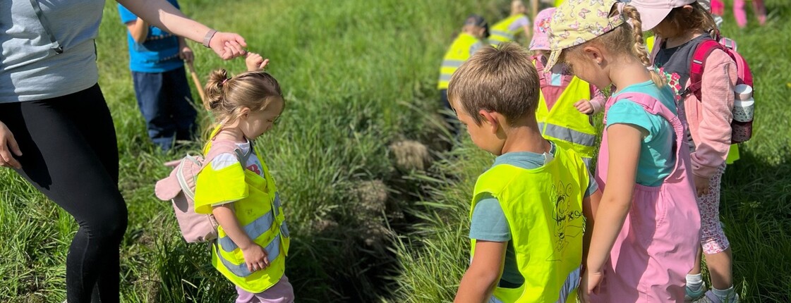 Kinder und Betreuerin in der Natur