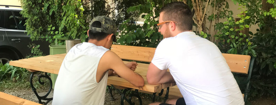 Zwei Männer schütteln sich die Hände.