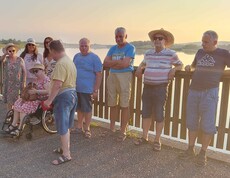 Gruppe vor Sonnenuntergang