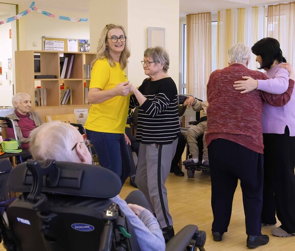 Zwei Tanzpaare und Zuschauer