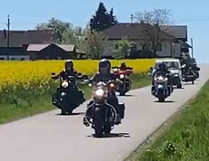 Motorradfahrer und Maibaum-Transport