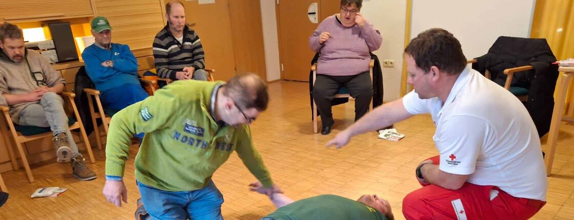 Drei Personen bei einer Übung 