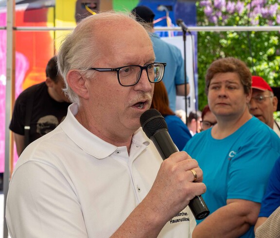 Mann spricht ins Mikrofon