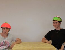 Zwei Frauen mit bunten Schüsseln am Kopf