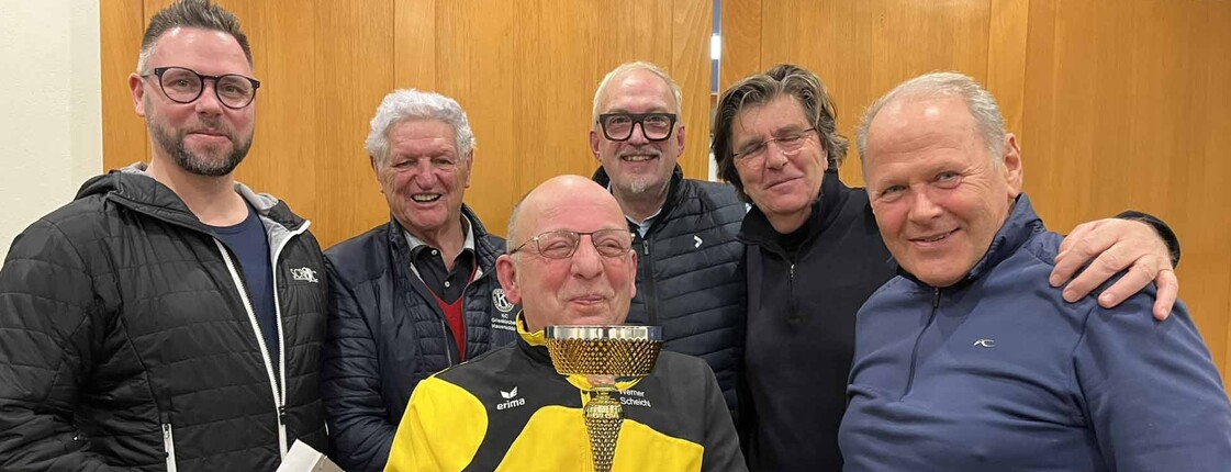 Sechs Personen und ein Pokal 