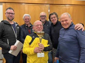 Sechs Personen und ein Pokal 