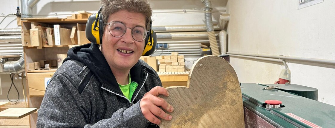 Michael Attwenger an der Holzspaltmaschine