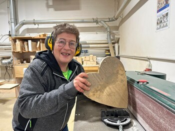 Michael Attwenger an der Holzspaltmaschine