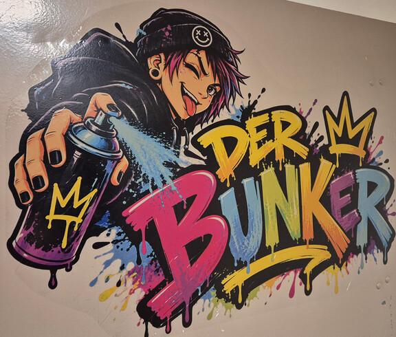 Graffiti an Eingangstür zu Partykeller