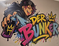 Graffiti an Eingangstür zu Partykeller