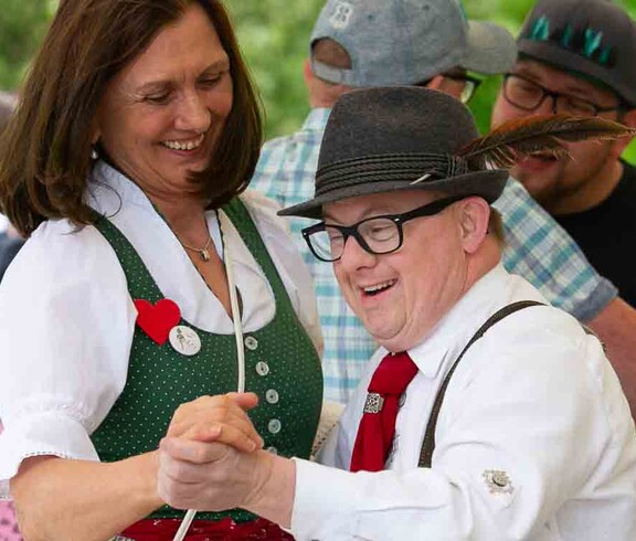 Ein Paar in Tracht tanzt