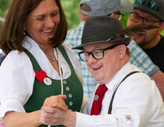 Ein Paar in Tracht tanzt