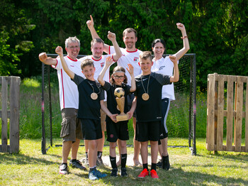 (l-r) hinten: Thomas Rathmayr, Teamleiter Arbeit Pamingerhof, Hannes Pisko, invita-Mitarbeiter Patrick Eßl. Evelyn List, Teamleiterin Wohnen Pamingerhof,
(l-r) vorne: Timo Oberndorfer, Gabriel Wolfschlucker und Alexander Beham von der U10 FC Union St. Ägidi
