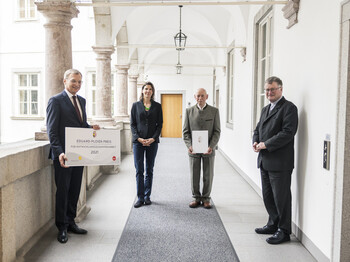 v.l.n.r.: Landeshauptmann Mag. Thomas Stelzer, Mag.a Marion Huber, Geschäftsführerin der Caritas für Menschen in Not, Eduard-Ploier-Preisträger Franz Stöttinger und Diözesanbischof Dr. Manfred Scheuer bei der Preisverleihung