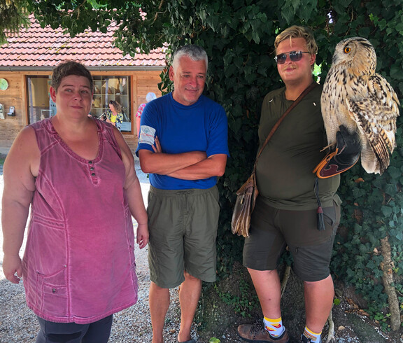 Falkner hat Eule auf der Hand