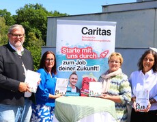 Fünf Personen präsentieren ein Buch.