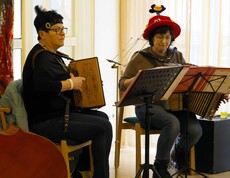 Zwei Musikerinnen mit ihren Instrumenten 