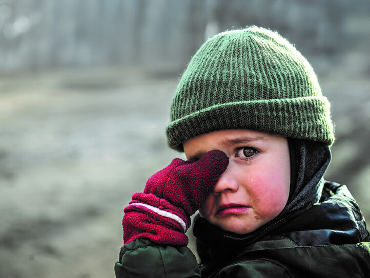 Weinendes Kind mit Winterkleidung