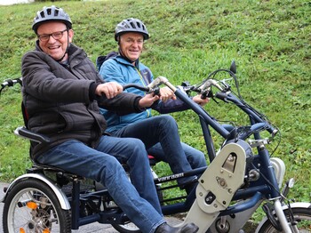 Am Foto: Leo Gfellner sorgt im Alltag für Bewegung. Das Tandem-Zweirad bietet dafür eine gute Möglichkeit. Bewohner Gottfried Pührerfellner taugt’s.