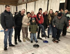 Viele Stockschützen mit ihren Eisstöcken in der Eishalle