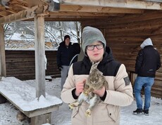 Bursch mit Hasen in der Hand