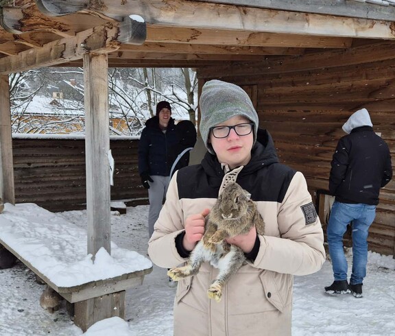 Bursch mit Hasen in der Hand